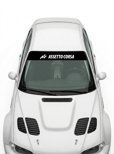 Coche con el parasol de vinilo Assetto Corsa negro con el lettering ASSETTO CORSA en blanco instalado en el parabrisas