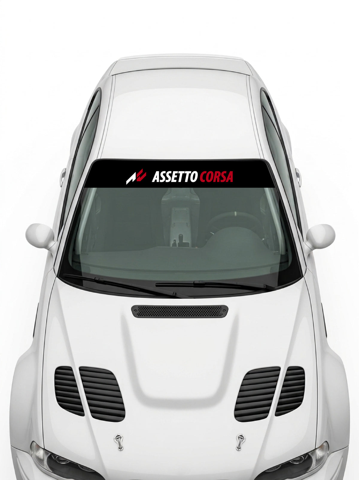 Coche con el parasol de vinilo Assetto Corsa negro con el lettering ASSETTO en blanco y CORSA en rojo instalado en el parabrisas