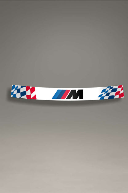 Banda solar adhesiva en color blanco para parabrisas delantero. Diseño de competición con bandera a cuadros azul y roja en los laterales y logo BMW M.