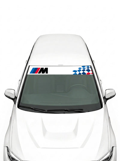 Parasol de vinilo BMW M Motorsport blanco con logo M a la izquierda y bandera a cuadros azul a la derecha, instalado en el parabrisas de un coche blanco