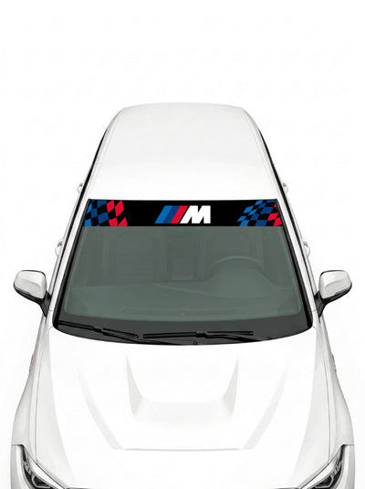 Parasol de vinilo BMW M negro con bandera a cuadros a ambos lados y logo M en el centro, instalado en el parabrisas de un coche blanco