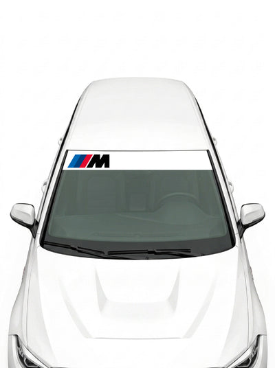 Parasol de vinilo BMW M blanco con el logo M a la izquierda, instalado en el parabrisas de un coche blanco