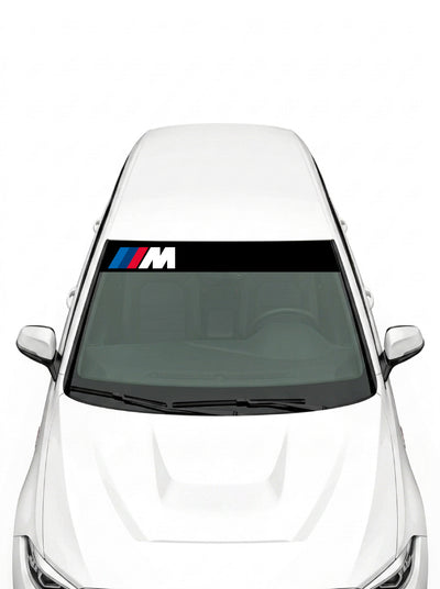 Parasol de vinilo BMW M negro con el logo M a la izquierda, instalado en el parabrisas de un coche blanco