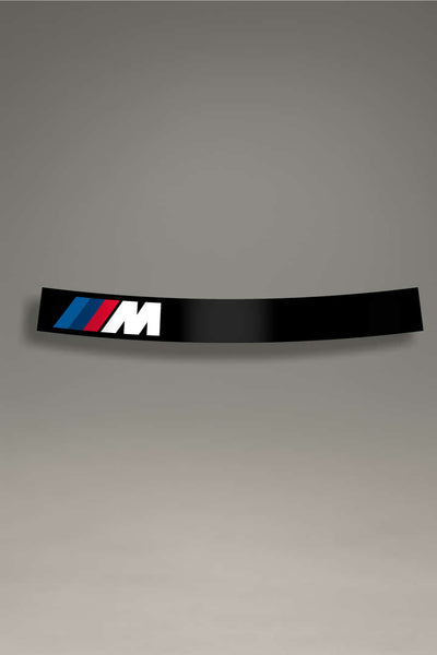 anda solar adhesiva en color negro para parabrisas, con logo M de BMW. Diseño para automovilismo, tuning y personalización, ofrece estilo y protección UV.