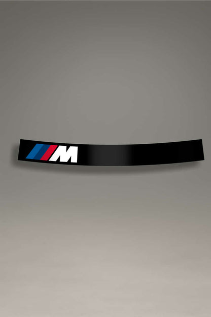 anda solar adhesiva en color negro para parabrisas, con logo M de BMW. Diseño para automovilismo, tuning y personalización, ofrece estilo y protección UV.