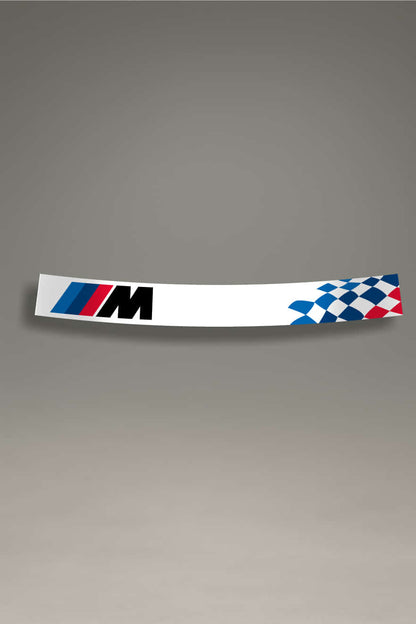 Parasol BMW M en color blanco con detalles en negro y rojo, con el logotipo de BMW M y un diseño de cuadros en tonos azules y rojos en el extremo derecho. Perfecto para personalizar vehículos BMW, aportando un estilo deportivo y elegante.