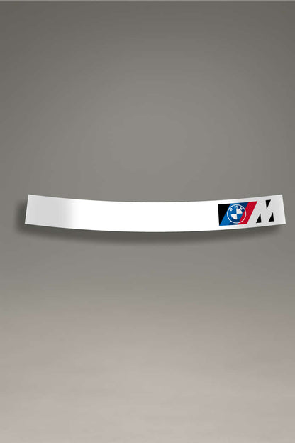 Parasol BMW M en color blanco con detalles en negro y rojo, incluyendo el logotipo de BMW y la insignia M. Ideal para personalizar vehículos BMW, con un diseño elegante y deportivo que refleja el estilo distintivo de la marca BMW.