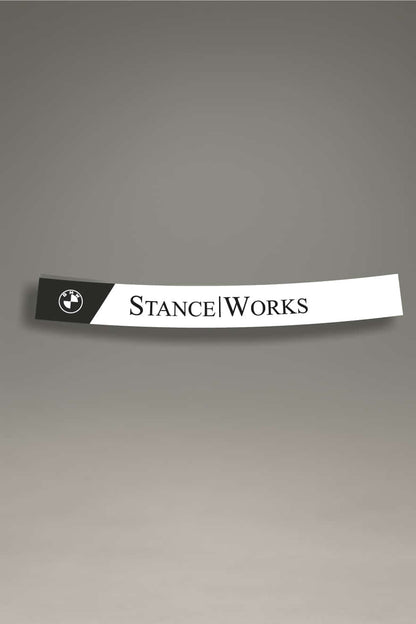 Parasol BMW Stance en color blanco con el logotipo de BMW y el texto "STANCE|WORKS" en negro, destacando un diseño elegante y deportivo. Ideal para personalizar vehículos BMW con un toque de estilo y distinción en la estética de alto rendimiento.