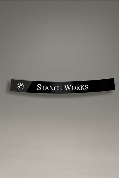 Parasol BMW Stance en color negro con el logotipo de BMW y el texto "STANCE|WORKS" en blanco, ofreciendo un diseño moderno y deportivo. Perfecto para aquellos que buscan personalizar sus vehículos BMW con un toque de rendimiento y estilo.