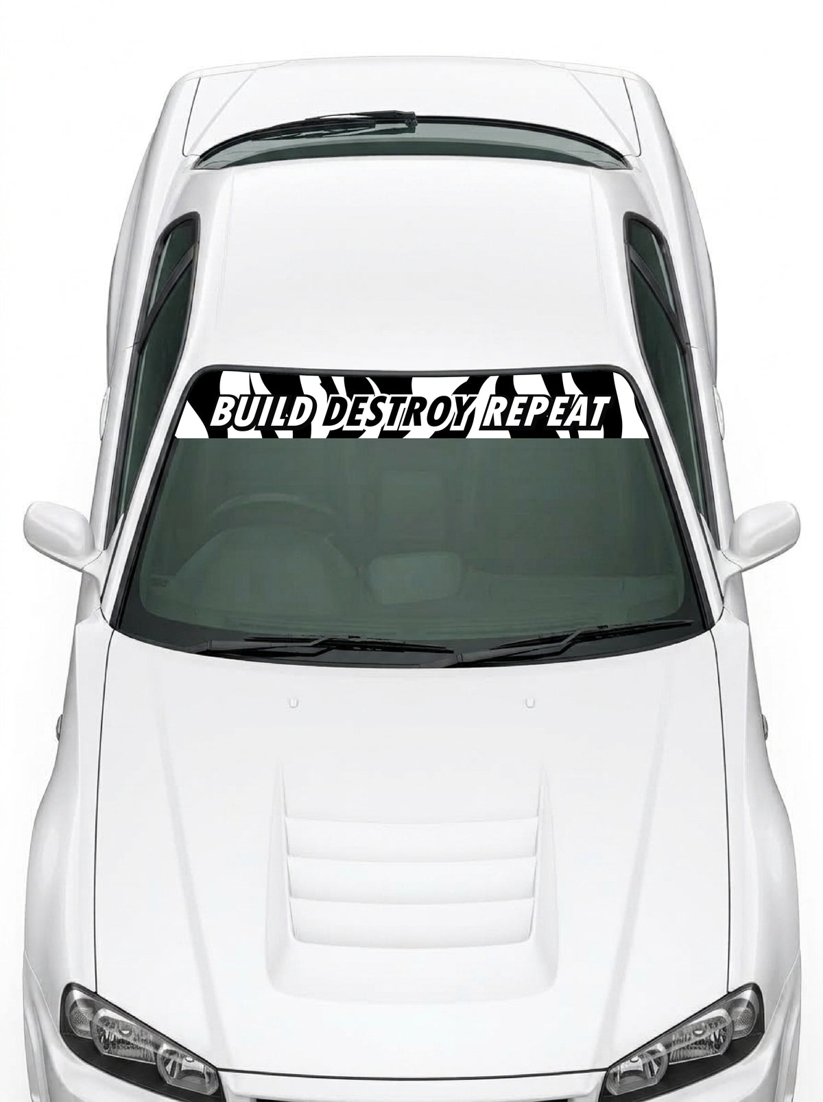 Coche con el parasol de vinilo negro con el lema BUILD DESTROY REPEAT en blanco y banderas a cuadros a los dos lados instalado en el parabrisas
