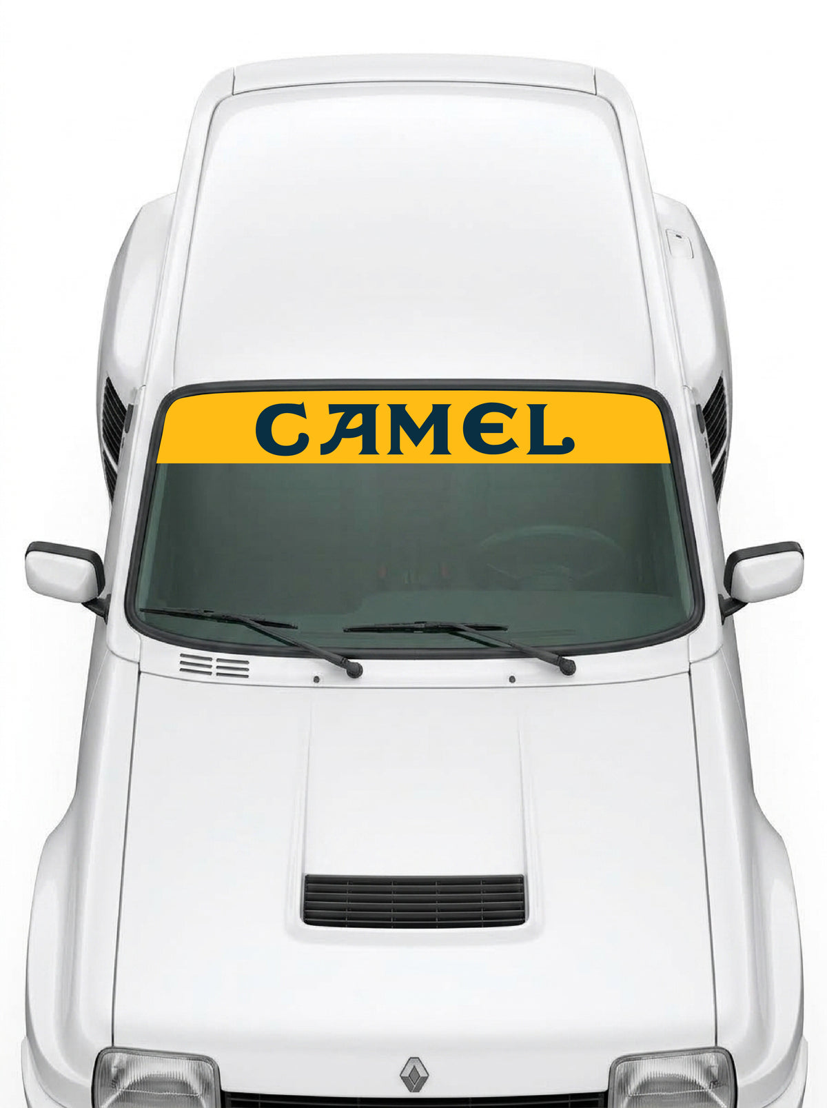 Coche con el parasol de vinilo Camel amarillo con el lettering CAMEL en negro a todo lo ancho instalado en el parabrisas