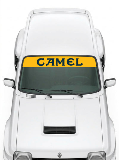 Coche con el parasol de vinilo Camel amarillo con el lettering CAMEL en negro a todo lo ancho instalado en el parabrisas