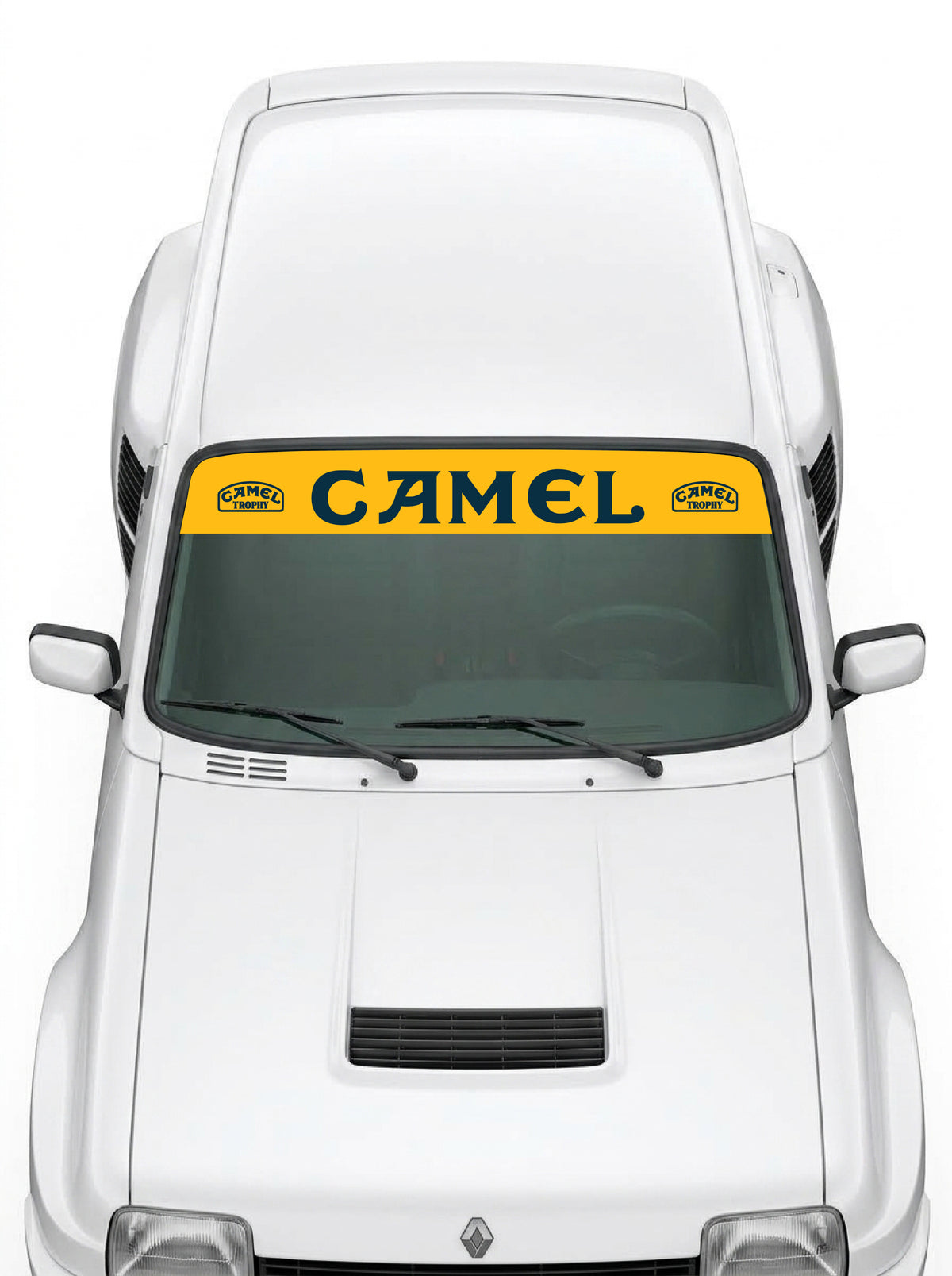 Coche con el parasol de vinilo Camel amarillo con el lettering CAMEL en negro y los sellos de la marca a los dos lados instalado en el parabrisas