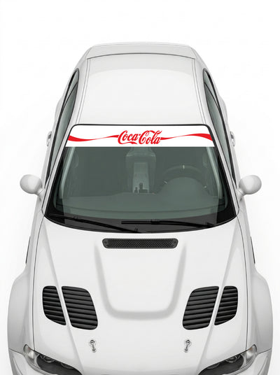 Coche con el parasol de vinilo Coca-Cola blanco con el lettering Coca-Cola en rojo a todo lo ancho instalado en el parabrisas