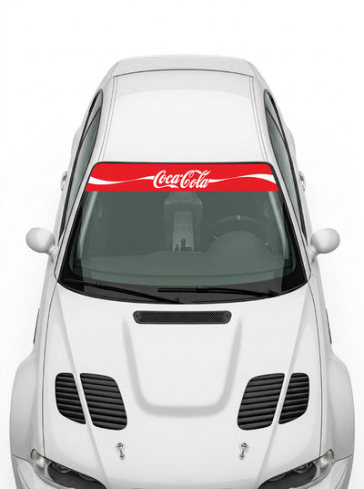 Coche con el parasol de vinilo Coca-Cola rojo con el lettering Coca-Cola en blanco a todo lo ancho instalado en el parabrisas