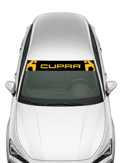 Coche con el parasol de vinilo Cupra negro con el lettering CUPRA en amarillo y los emblemas recortados en los bordes instalado en el parabrisas