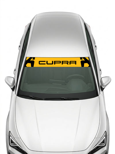 Coche con el parasol de vinilo Cupra amarillo con el lettering CUPRA en negro y los emblemas recortados en los bordes instalado en el parabrisas