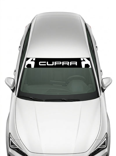 Coche con el parasol de vinilo Cupra negro con el lettering CUPRA en blanco y los emblemas recortados en los bordes instalado en el parabrisas