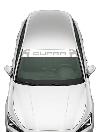 Coche con el parasol de vinilo Cupra blanco con el lettering CUPRA en gris y los emblemas recortados en los bordes instalado en el parabrisas
