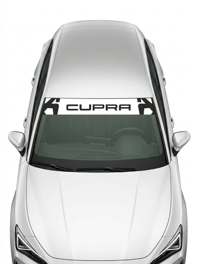 Coche con el parasol de vinilo Cupra blanco con el lettering CUPRA en negro y los emblemas recortados en los bordes instalado en el parabrisas