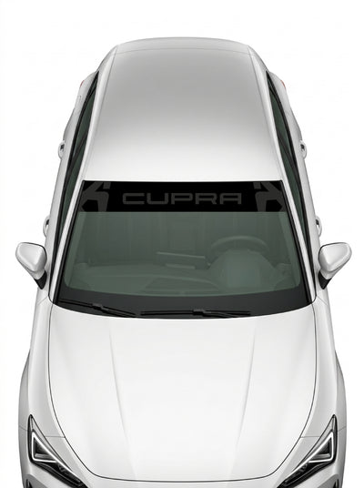 Coche con el parasol de vinilo Cupra negro con el lettering CUPRA en gris y los emblemas recortados en los bordes instalado en el parabrisas