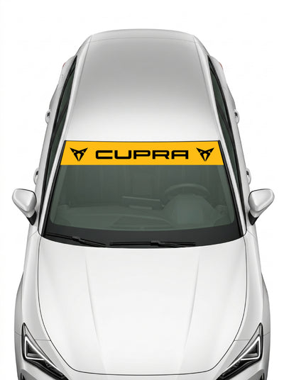 Coche con el parasol de vinilo Cupra amarillo con el lettering CUPRA en negro y el emblema tribal a los dos lados instalado en el parabrisas