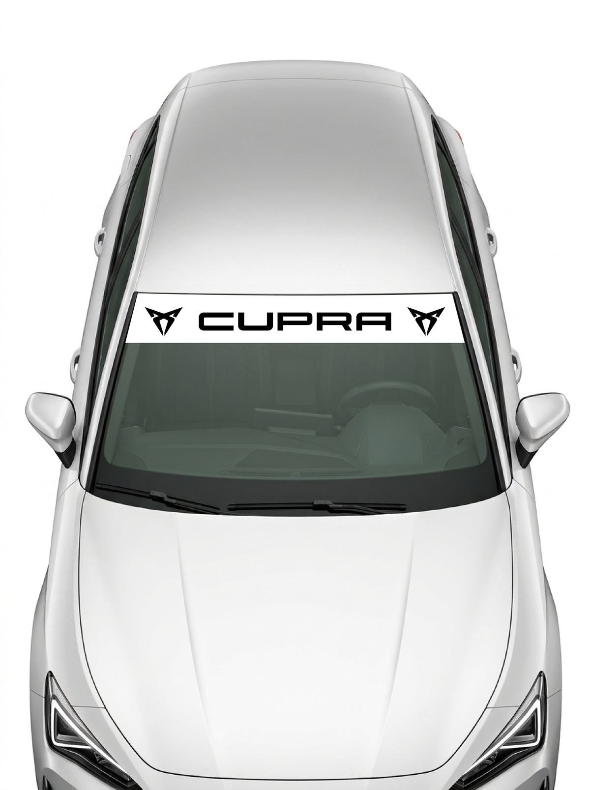 Coche con el parasol de vinilo Cupra blanco con el lettering CUPRA en negro y el emblema tribal a los dos lados instalado en el parabrisas