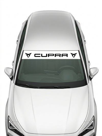 Coche con el parasol de vinilo Cupra blanco con el lettering CUPRA en negro y el emblema tribal a los dos lados instalado en el parabrisas