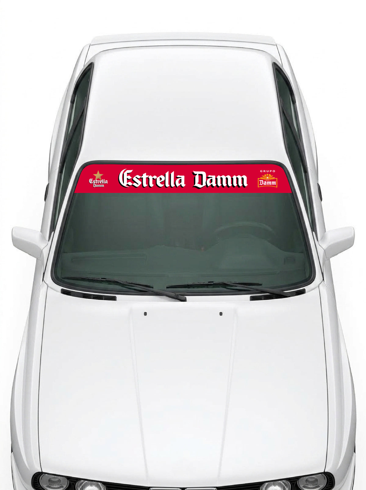 Coche con el parasol de vinilo Estrella Damm rojo con el lettering en blanco y los emblemas de la marca a los dos lados instalado en el parabrisas