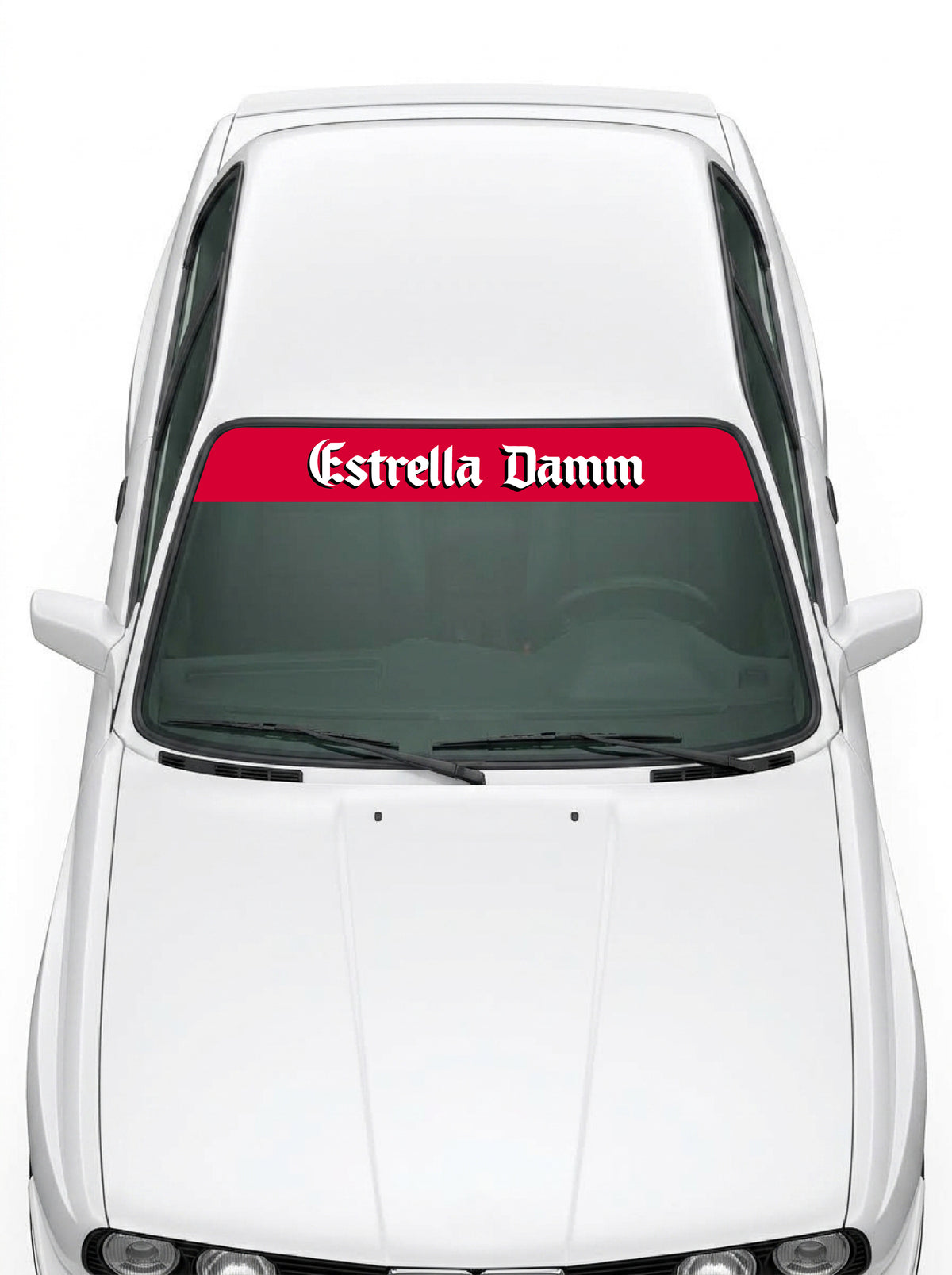 Coche con el parasol de vinilo Estrella Damm rojo con el lettering Estrella Damm en blanco y tipografia gotica instalado en el parabrisas