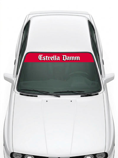Coche con el parasol de vinilo Estrella Damm rojo con el lettering Estrella Damm en blanco y tipografia gotica instalado en el parabrisas