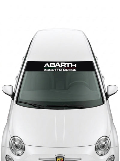 Parasol de vinilo Abarth Assetto Corse negro con el lettering en blanco, instalado en el parabrisas de un Fiat 500 blanco