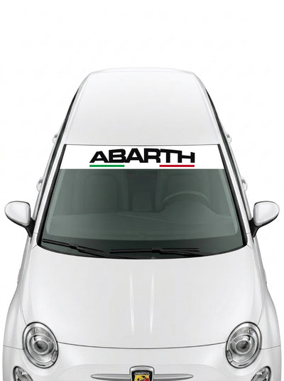 Parasol de vinilo Abarth blanco con el lettering ABARTH en negro y la bandera de Italia, instalado en el parabrisas de un Fiat 500 blanco