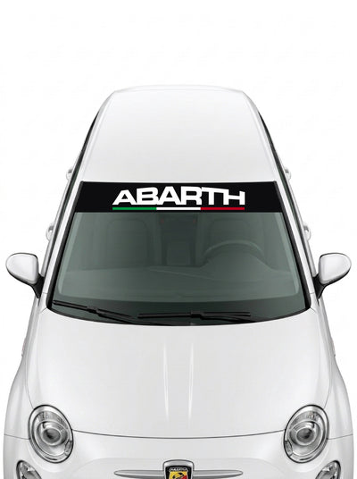 Parasol de vinilo Abarth negro con el lettering ABARTH en blanco y la bandera de Italia, instalado en el parabrisas de un Fiat 500 blanco