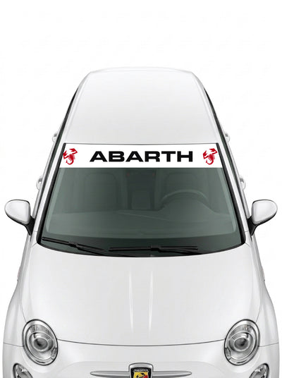 Parasol de vinilo Abarth blanco con el lettering ABARTH en negro y un escorpion rojo a cada lado, instalado en el parabrisas de un Fiat 500 blanco