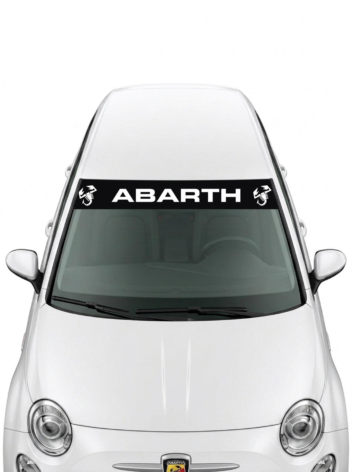 Parasol de vinilo Abarth negro con el lettering ABARTH en blanco y un escorpion a cada lado, instalado en el parabrisas de un Fiat 500 blanco