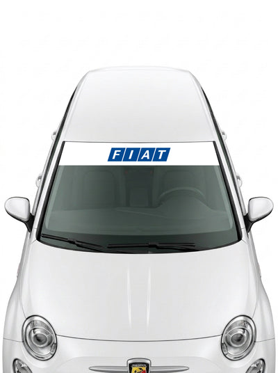 Parasol de vinilo Fiat blanco con el emblema F.I.A.T en bloques azules, instalado en el parabrisas de un Fiat 500 blanco