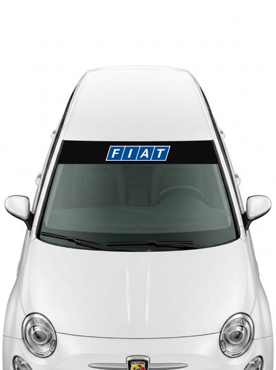 Parasol de vinilo Fiat negro con el emblema F.I.A.T en bloques azules, instalado en el parabrisas de un Fiat 500 blanco