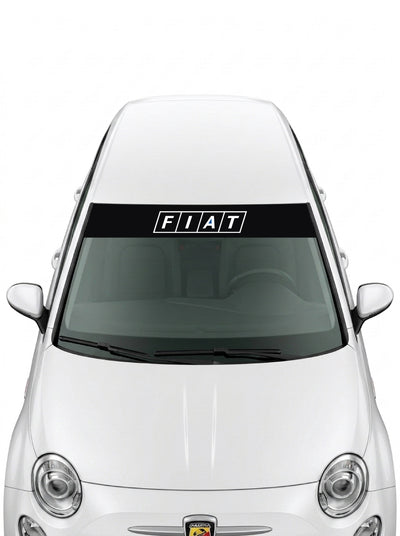 Parasol de vinilo Fiat negro con las letras F I A T en cajas blancas, instalado en el parabrisas de un Fiat 500 blanco