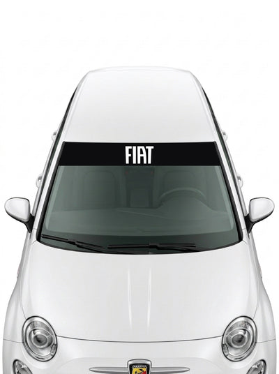 Parasol de vinilo Fiat negro con el lettering FIAT en blanco, instalado en el parabrisas de un Fiat 500 blanco