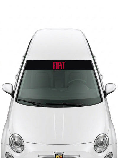 Parasol de vinilo Fiat negro con el lettering FIAT en rojo, instalado en el parabrisas de un Fiat 500 blanco