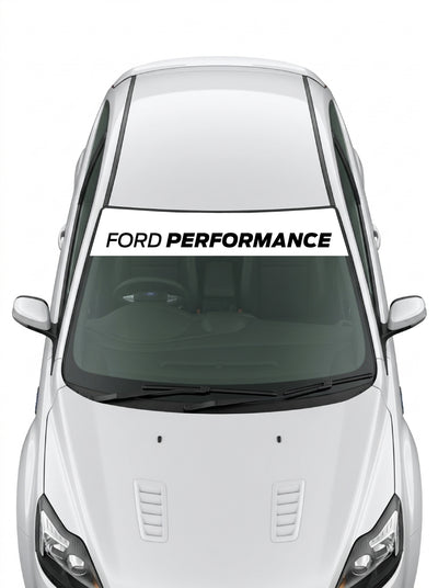 Parasol de vinilo Ford Performance blanco con el lettering en negro, instalado en el parabrisas de un Ford blanco