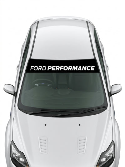 Parasol de vinilo Ford Performance negro con el lettering en blanco, instalado en el parabrisas de un Ford blanco