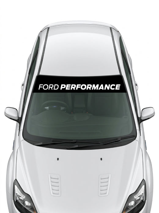 Parasol de vinilo Ford Performance negro con el lettering en blanco, instalado en el parabrisas de un Ford blanco