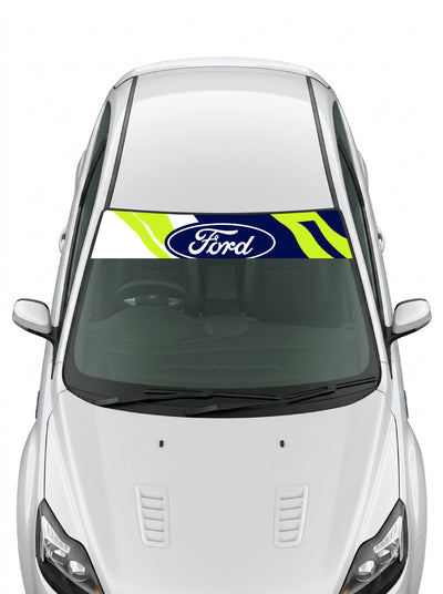 Parasol de vinilo Ford Rally con livery azul y verde lima y el ovalo Ford, instalado en el parabrisas de un Ford blanco