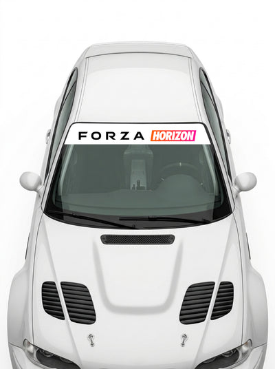 Coche con el parasol de vinilo Forza Horizon blanco con el lettering FORZA y HORIZON sobre fondo naranja instalado en el parabrisas