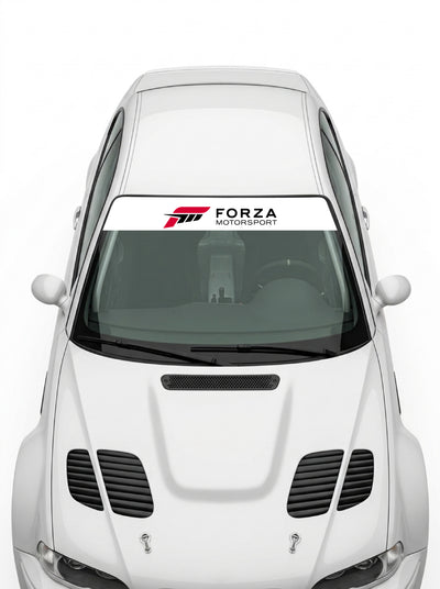 Coche con el parasol de vinilo Forza Motorsport blanco con el lettering FORZA MOTORSPORT en negro instalado en el parabrisas