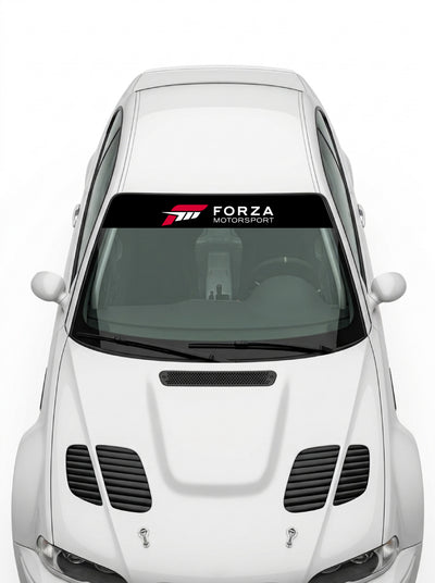 Coche con el parasol de vinilo Forza Motorsport negro con el lettering FORZA MOTORSPORT en blanco instalado en el parabrisas