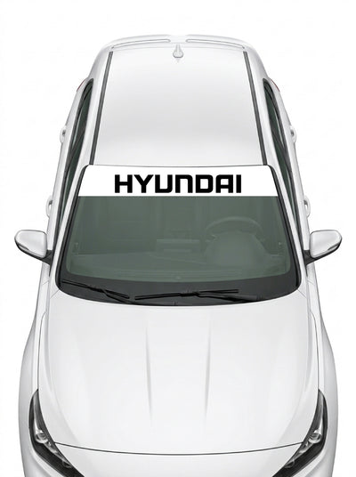 Parasol de vinilo Hyundai blanco con el lettering HYUNDAI en negro, instalado en el parabrisas de un Hyundai blanco