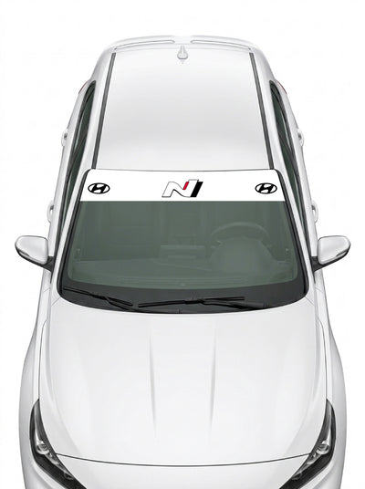Parasol de vinilo Hyundai N blanco con el logo N centrado entre dos emblemas, instalado en el parabrisas de un Hyundai blanco